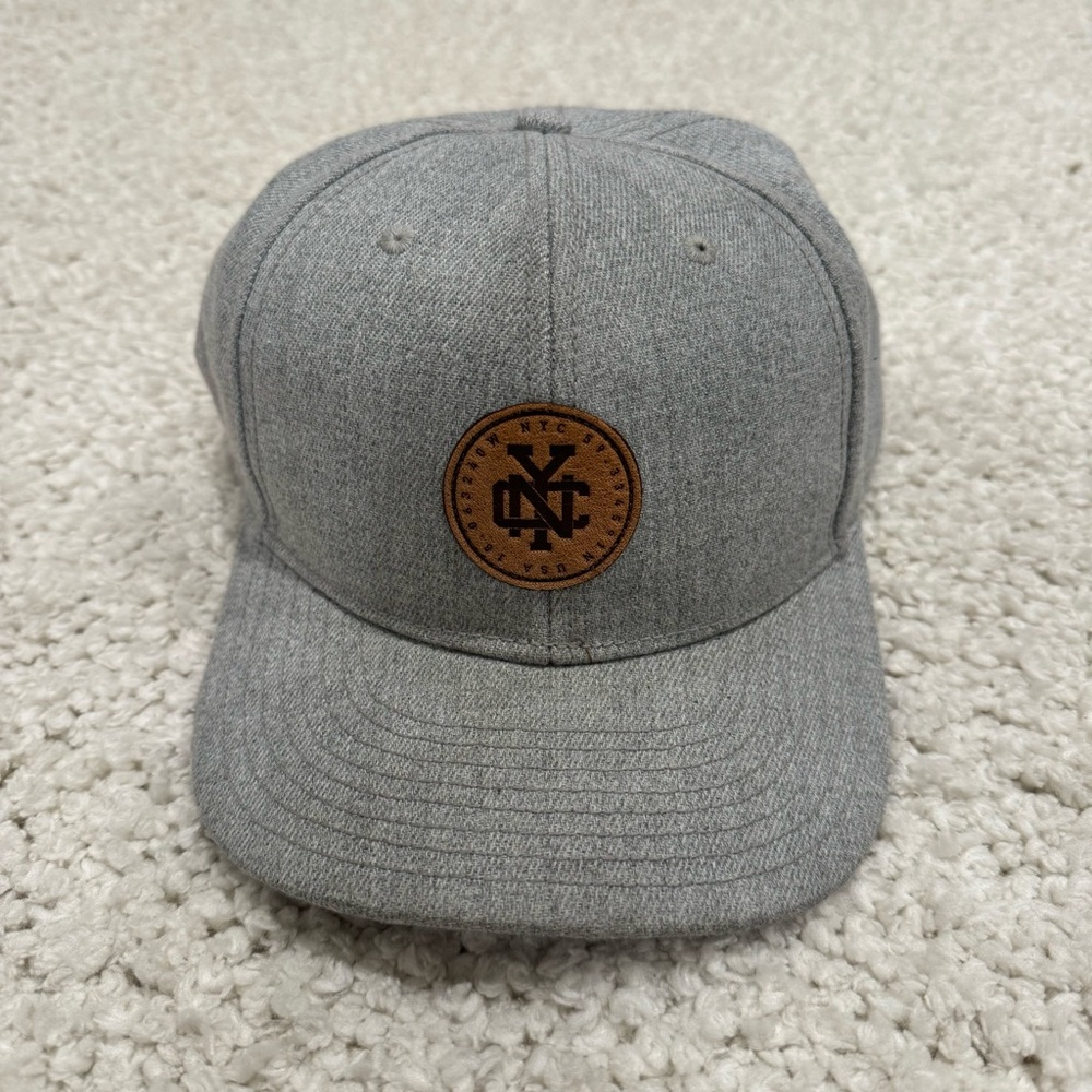 Men’s NYC grey hat with faux leather patch